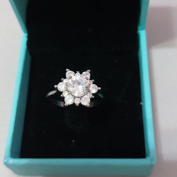925 Silver Flower Ring with Crystals in Middle Size 7.5 - Picture 1 of 5